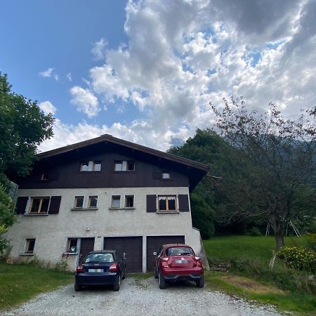 אוש Logement Mansarde Dans Maison Avec Jardin En Bord De Piste, Vue Montagne מראה חיצוני תמונה