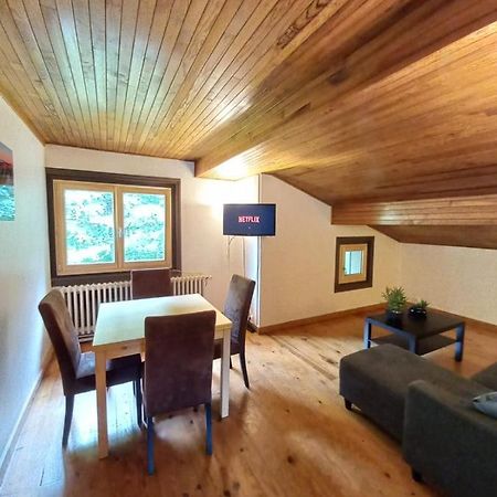 אוש Logement Mansarde Dans Maison Avec Jardin En Bord De Piste, Vue Montagne מראה חיצוני תמונה