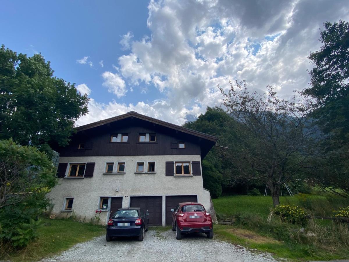 אוש Logement Mansarde Dans Maison Avec Jardin En Bord De Piste, Vue Montagne מראה חיצוני תמונה