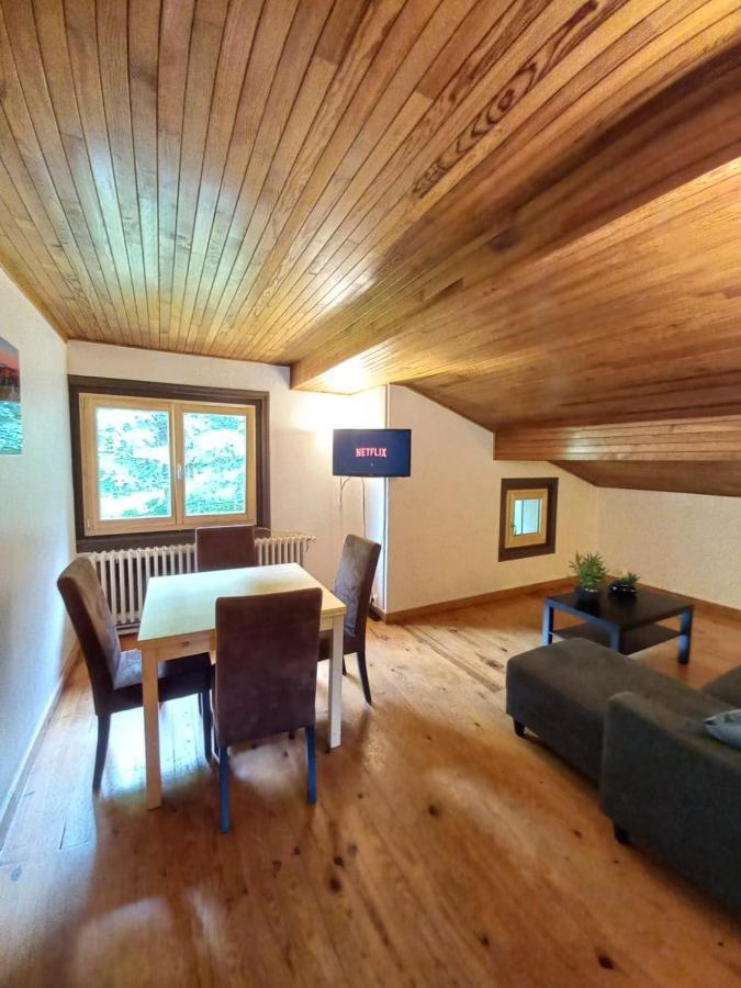אוש Logement Mansarde Dans Maison Avec Jardin En Bord De Piste, Vue Montagne מראה חיצוני תמונה