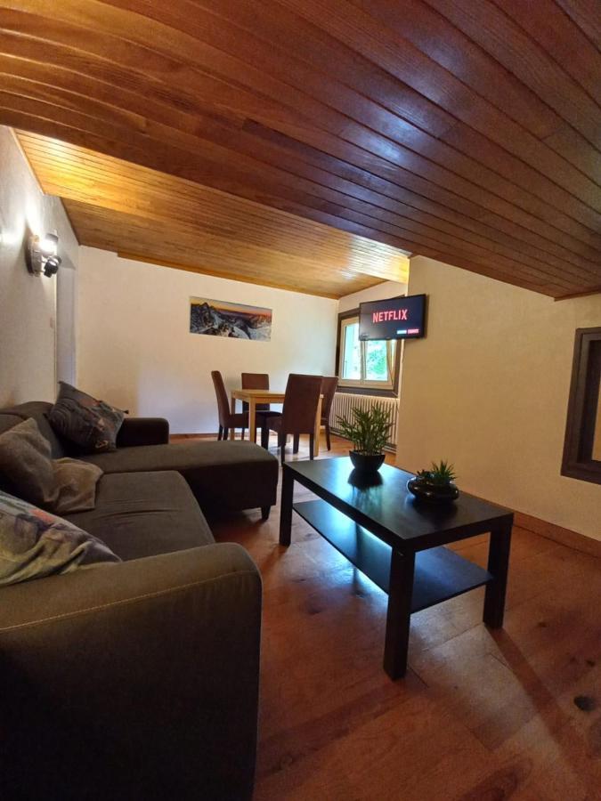 אוש Logement Mansarde Dans Maison Avec Jardin En Bord De Piste, Vue Montagne מראה חיצוני תמונה